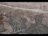 01237 ostia - regio ii - insula i - caserma dei vigili (ii,v,1-2) - caesareum - vestibulum - mosaik - aulosspieler - mann mit patera - detail - 12-2018.jpg